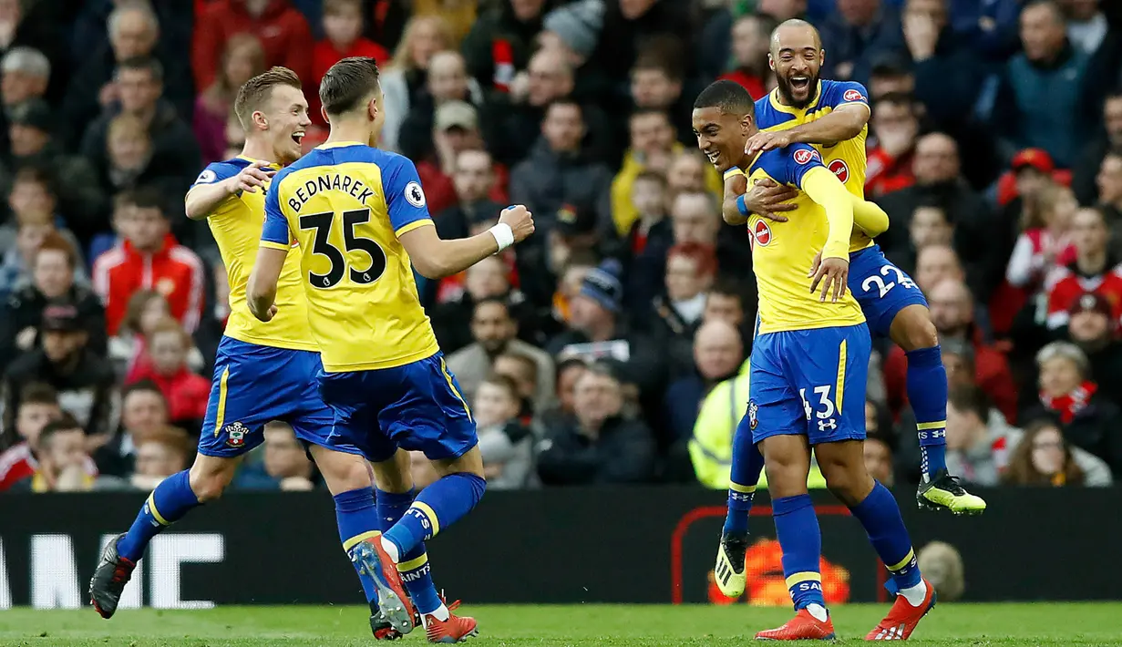 Pemain Southampton, Yan Valery (kedua kanan) berselebrasi usai mencetak gol ke gawang Manchester United selama pertandingan lanjutan Liga Inggris di stadion Old Trafford, (2/3). MU menang tipis 3-2 atas Southampton. (Martin Rickett /PA via AP)