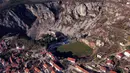 <p>Pemandangan lapangan sepak bola Gospin Dolac yang berada di Kota Imotski, Dalmatia, Korasia, 27 Desember 2017. Lapangan dengan pemandangan pegunungan yang menawan ini digunakan oleh klub sepak bola Kroasia, NK Imotski. (Branimir BOBAN/AFP)</p>