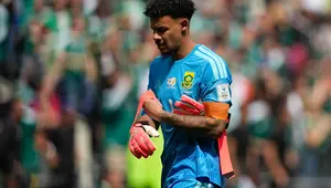 Kiper Afrika Selatan, Ronwen Williams, melepas sarung tangannya seusai pertandingan Grup A Piala Dunia melawan Meksiko di Mexico City, Jumat (12/6/2026) dini hari WIB. (AP Photo/Natacha Pisarenko)