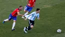 Pemain Cile, Marcelo Diaz, menarik kaos Lionel Messi. (REUTERS/Ueslei Marcelino)