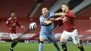 Bek West Ham, Vladimir Coufal dan bek Manchester United, Luke Shaw bersaing memperebutkan bola pada pekan 29 Liga Inggris 2020-2021 di Old Trafford, Senin dinihari WIB (15/3/2021). Manchester United atau MU berhasil mencuri poin penuh usai kalahkan West Ham 1-0. (AP Photo/Clive Brunskill,Pool)