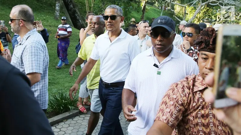 Gaya Obama saat Kunjungi Pura Tirta Empul