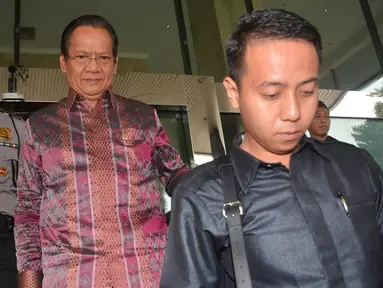 Gubernur Sulawesi Tengah (Sulteng) Longki Djanggola saat keluar dari kantor KPK, Jakarta, Senin (28/11). Longki mengaku kedatangannya adalah untuk berkoordinasi dengan KPK. (Liputan6.com/Helmi Afandi)