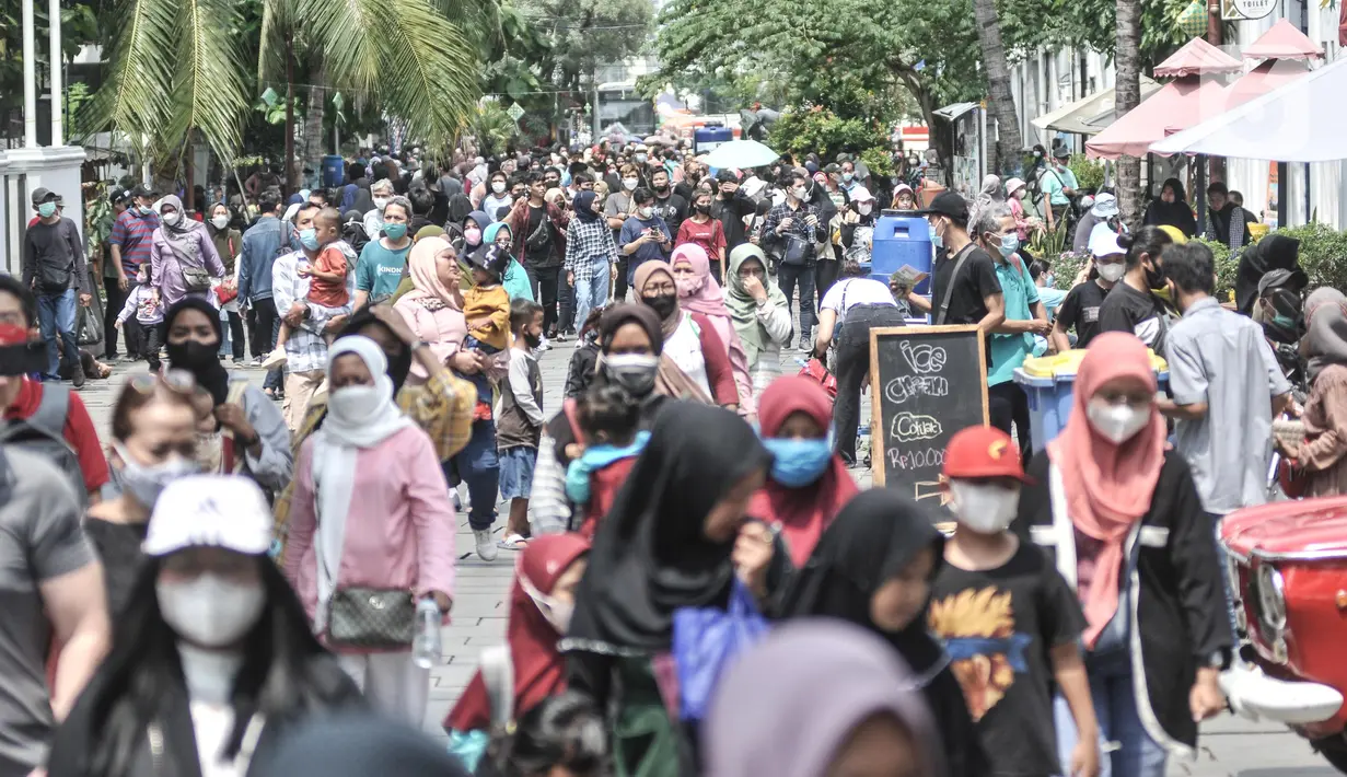 <p>Wisatawan saat memadati kawasan Kota Tua, Jakarta, Rabu (4/5/2022). Kawasan Kota Tua menjadi salah satu destinasi favorit warga baik dari dalam maupun luar Jakarta untuk mengisi waktu libur Lebaran bersama keluarga. (merdeka.com/Iqbal S Nugroho)</p>