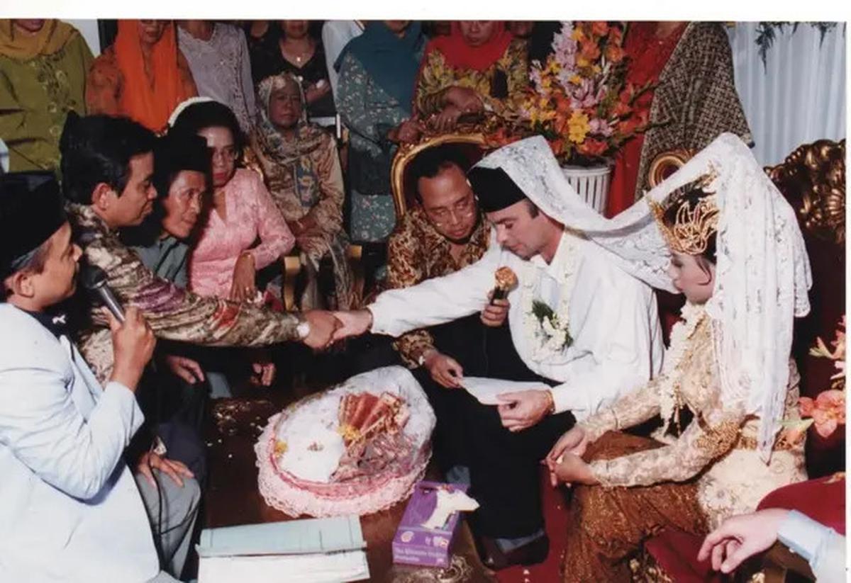 6 Potret Lawas Orang Tua Irish Bella, Foto Pernikahan Tahun 1994 Penuh Kenangan