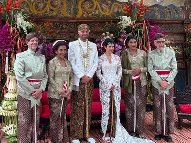 Pernikahan Nadine Kaiser dan Geoffrey Alain Gerald digelar dengan adat Jawa. Tampak keluarga Susi dan besan kompak mengenakan kebaya dan beskap. (Liputan6.com/IG/@nadiepascale)