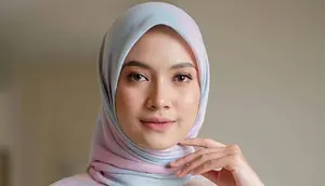 Model Gamis Terbaru Kombinasi Batik 2025. (Liputan6.com/MetaAi)
