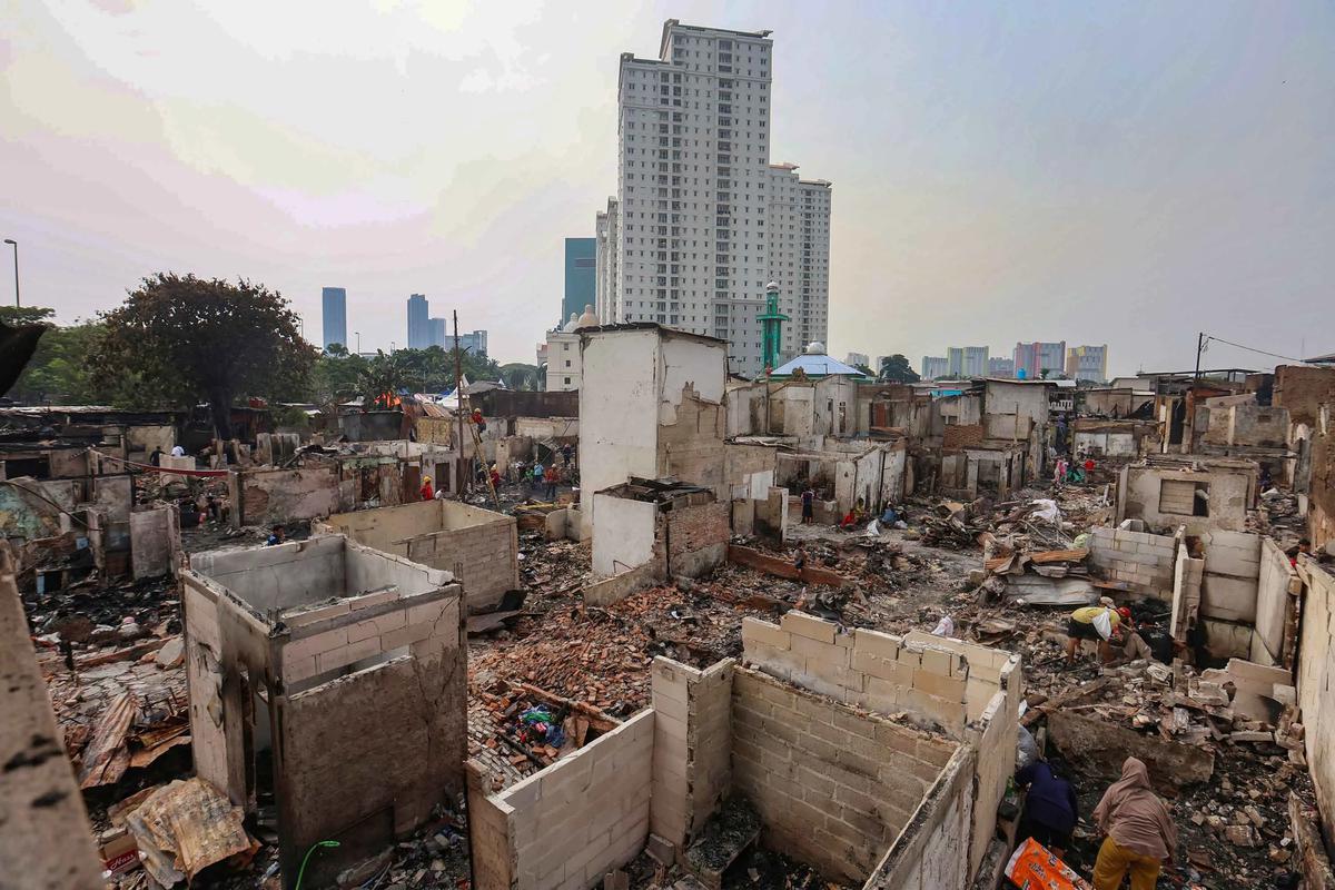 FOTO: Warga Menyisir Sisa Kebakaran Kebon Kosong