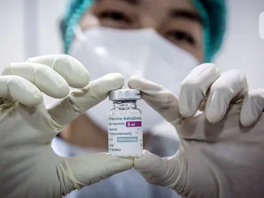 Petugas medis menunjukkan vaksin COVID-19 Astrazeneca saat vaksinasi pekerja ritel di GOR Tanjung Duren, Jakarta Barat, Senin (24/5/2021). Berdasarkan data Kementerian Kesehatan hingga 23 Mei 2021, sebanyak 14.890.933 orang telah menerima vaksin COVID-19 dosis pertama. (Liputan6.com/Faizal Fanani)