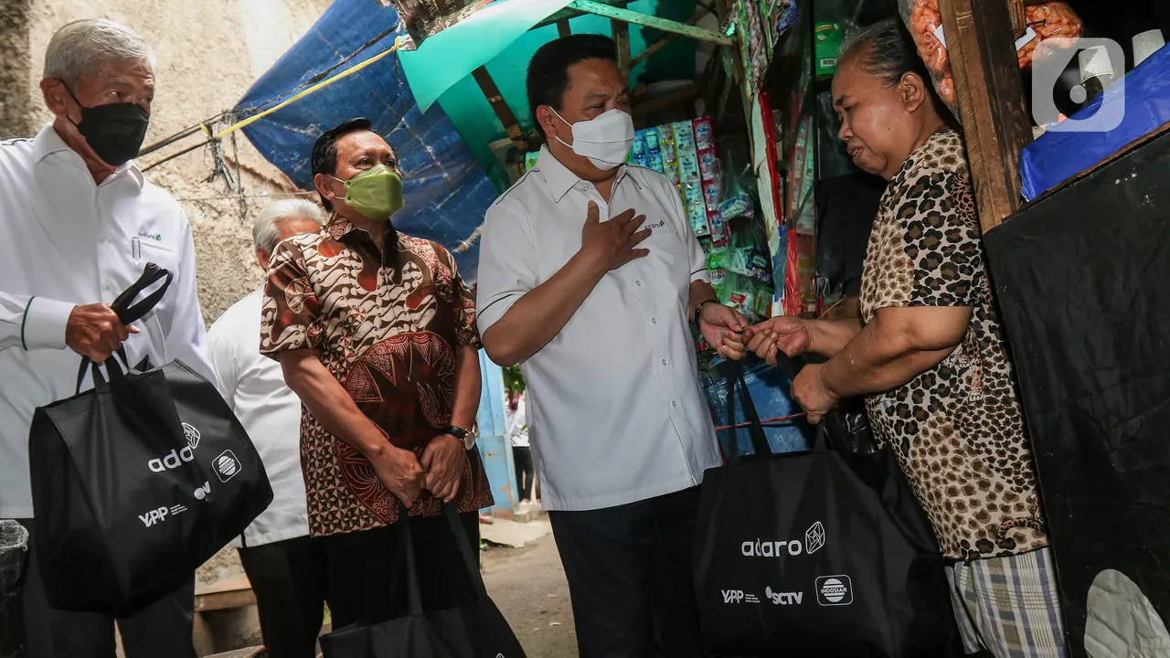 Rayakan HUT Ke-30, Adaro Bagikan Ribuan Paket Sembako ke Masyarakat Indonesia