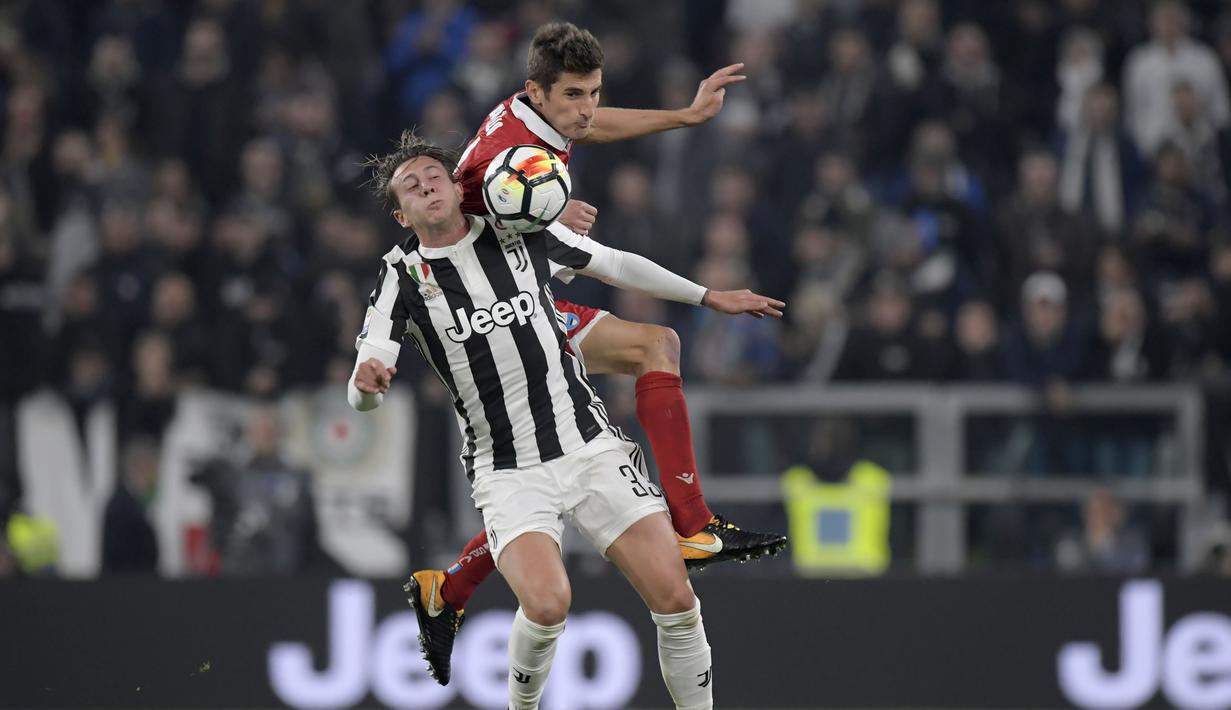 Duel pemain Juventus, Federico Bernardeschi dengan pemain Spal, Federico Mattiello pada lanjutan Serie A di Allianz Stadium, Turin, (25/10/2017). Juventus menang 4-1. (AFP/Miguel Medina)