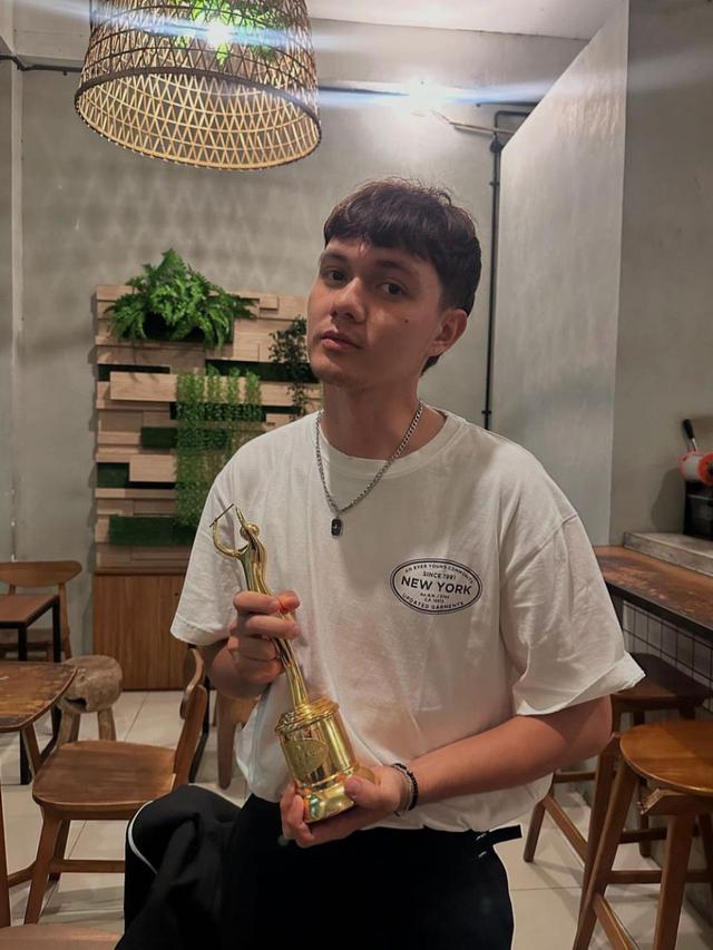 Nyoman Paul Menangi Penghargaan Pendatang Baru Terbaik di AMI Awards 2024 (credit: https://www.instagram.com/manpaularo/).