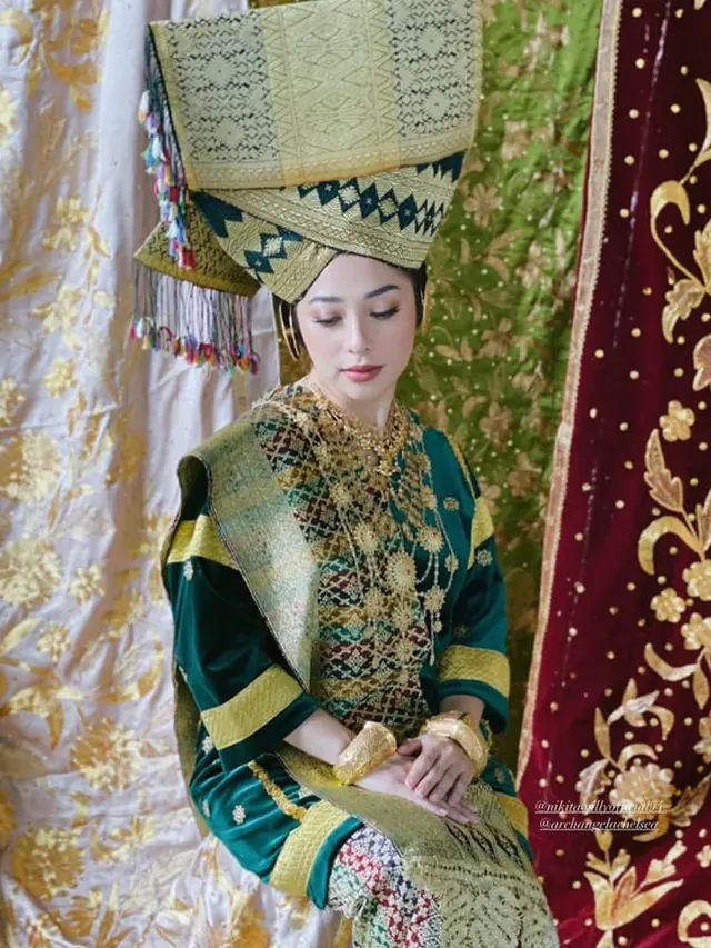 7 Potret Prewedding Nikita Willy dan Indra Priawan, Serasi Pakai Busana Adat