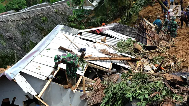 Perjuangan Tim SAR Mencari Korban Longsor Sukabumi