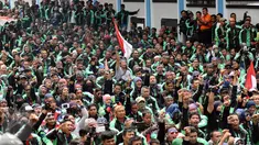 Pengemudi ojek online GrabBike berkumpul berunjuk rasa di belakang kantor Grab di kawasan Kuningan, Jakarta, Kamis (5/1). Mereka menuntut pihak perusahaan menaikkan tarif argo per kilometernya. (Liputan6.com/Helmi Fithriansyah)