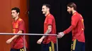 Pemain Timnas Spanyol, Jesus Navas, Saul Niguez dan Sergio Ramos saat launching jersey baru di Las Rozas, Madrid, Spanyol, Rabu (13/11). Jersey baru tersebut untuk menyambut Piala Eropa 2020. (AFP/Oscar Del Pozo)