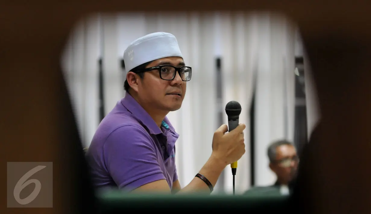 Anak buah pengacara OC Kaligis, M Yagari Bhastara Guntur alias Gerry memberikan keterangan saat menjadi saksi untuk terdakwa panitera PTUN Medan Syamsir Yusfan di Pengadilan Tipikor, Jakarta, Kamis (17/9/2015). (Liputan6.com/Andrian M Tunay)