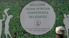 Menjelang peringatan Hari Konferensi Asia Afrika (KAA) pada 24 April 2015 nanti di Jakarta dan di Bandung berbagai ornamen himbauan pemberitahuan di dinding - dinding jalan sudah terpasang, Jakarta, Senin (30/3/2015). (Liputan6.com/Johan Tallo)