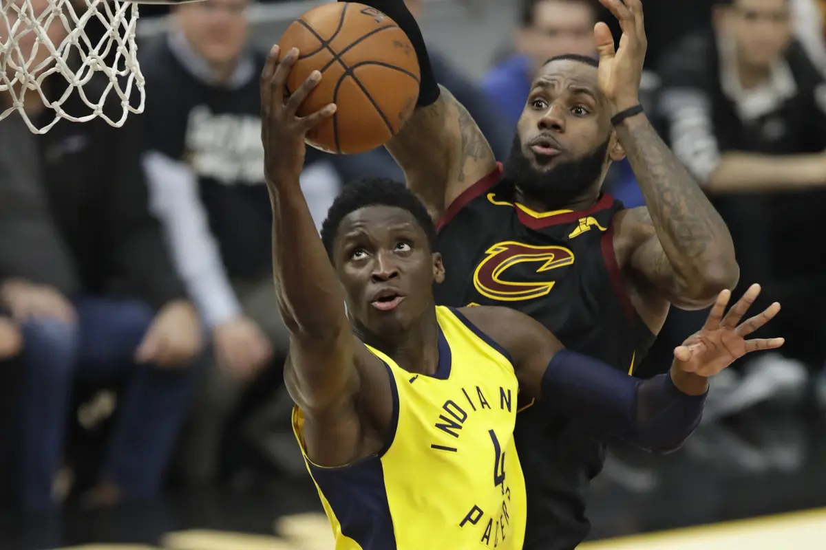 LeBron James berusaha mencegah Victor Oladipo mencetak poin pada gim kedua play-off NBA