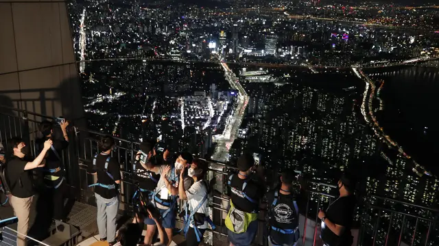 Sensasi Berkemah dengan Jaga Jarak di Atas Gedung Pencakar Langit