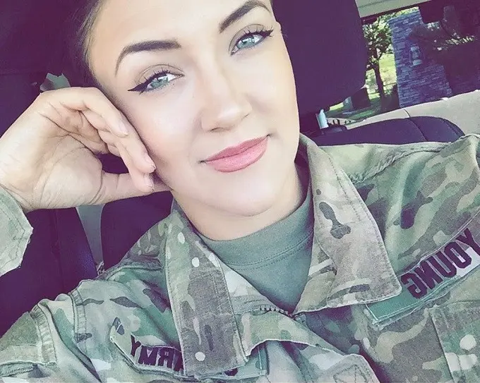 Mantan personel angkatan darat Amerika Serikat, Lauren Young, yang banting setir jadi model. (Instagram)
