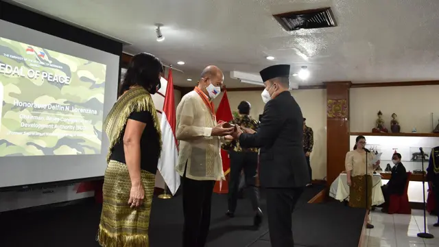 Penganugerahan medali perdamaian dan medali Dharma Pertahanan kepada tokoh dan pejabat militer Filipina. (Dokumentasi KBRI Manila)