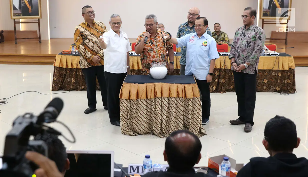 Ketua KPU, Arief Budiman (ketiga kiri) bersama perwakilan tim pemenangan memimpin pengundian penyampaian visi misi pada debat kedua Capres/Cawapres di Jakarta, Jumat (25/1). Debat kedua berlangsung pada 17 Februari. (Liputan6.com/Helmi Fithriansyah)