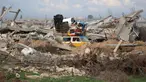 Warga Palestina yang mengungsi menyeberangi koridor Netzarim saat mereka menuju bagian utara Jalur Gaza pada 9 Februari 2025. (Eyad BABA/AFP)