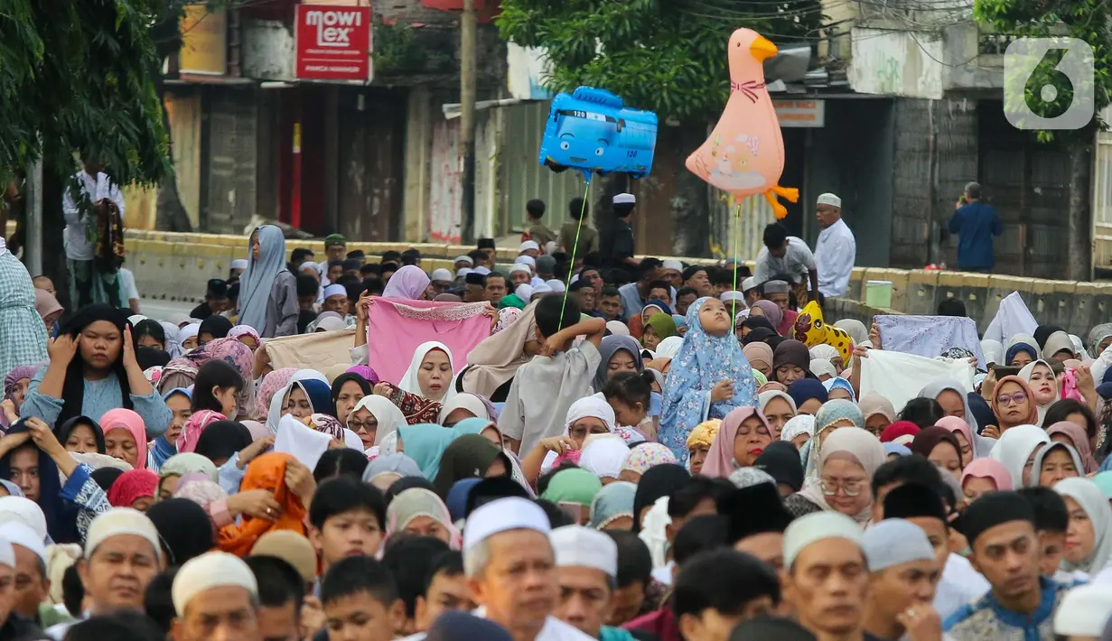 Keputusan tersebut juga disesuaikan dengan hasil pemantauan hilal yang dilakukan di berbagai titik di Indonesia. (Liputan6.com/Herman Zakharia)