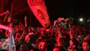 Ratusan pendukung Persebaya bernyanyi menghabiskan malam di GOR Padjajaran, Bandung, Sabtu (7/1). Ribuan suporter Persebaya berkumpul di GOR Padjajaran menunggu keputusan kongres PSSI terkait nasib klub kesayangan mereka. (Liputan6.com/Helmi Fithriansyah)