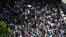 Lebih dari 14.000 orang mengunjungi bagian Mutianyu dari Tembok Besar China di utara Beijing pada hari Minggu (30 April), hari kedua dari liburan Hari Buruh yang berlangsung selama lima hari, demikian laporan media lokal.  (Photo by GREG BAKER / AFP)