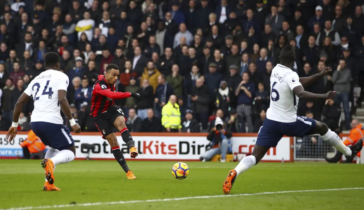Gelandang AFC Bournemouth, Junior Stanislas, melepaskan tendangan ke gawang Tottenham Hotspur pada laga Preimer League di Stadion Vitality, Minggu (11/3/2018). AFC Bournemouth takluk 1-4 dari Tottenham Hotspur. (AP/John Walton)