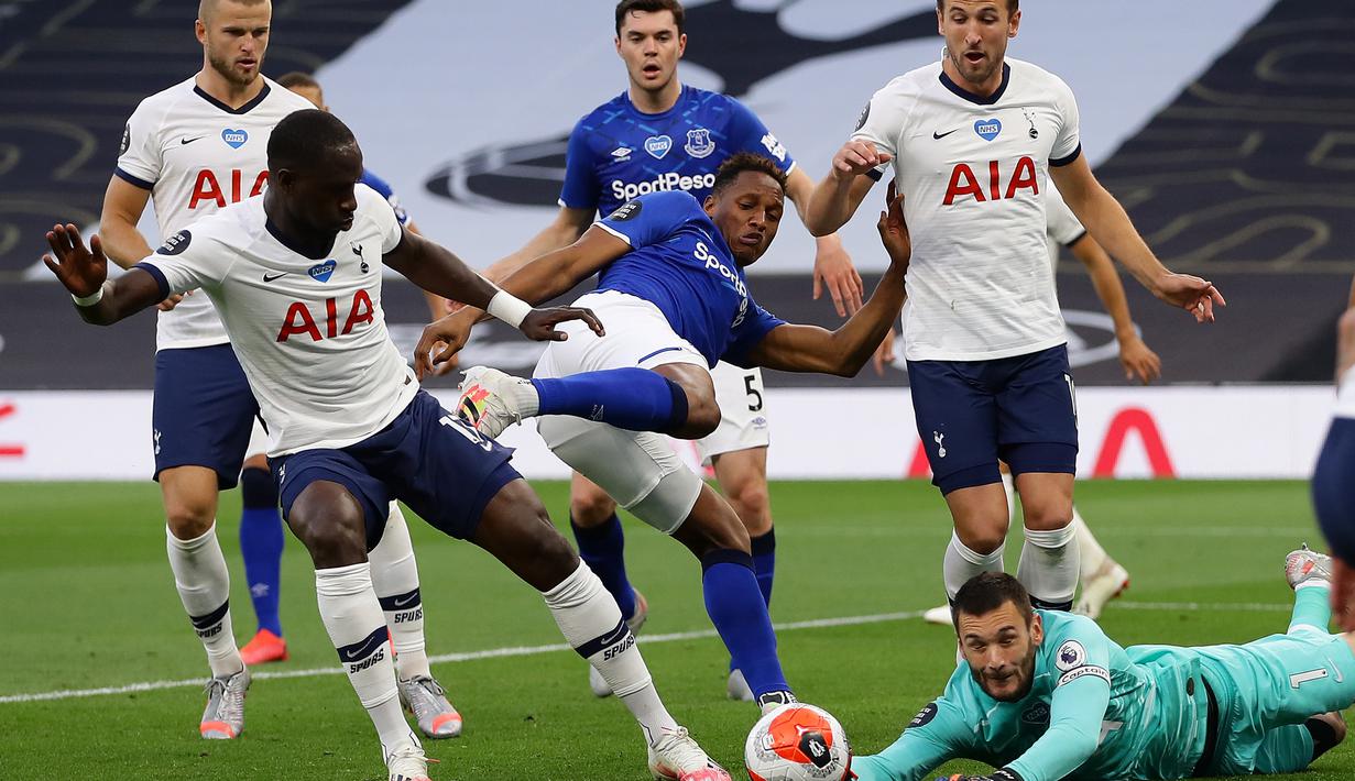 Kiper Tottenham Hotspur, Hugo Lloris, bereusaha menangkap bola saat melawan Everton pada laga lanjutan Premier League di Tottenham Stadium, Selasa (7/7/2020) dini hari WIB. Tottenham menang 1-0 atas Everton. (AFP/Richard Heathcote/pool)