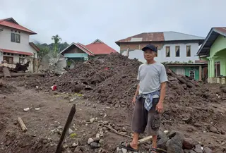 Nasrudin korban banjir di Agam Sumbar. (Liputan6.com/Novia Harlina)