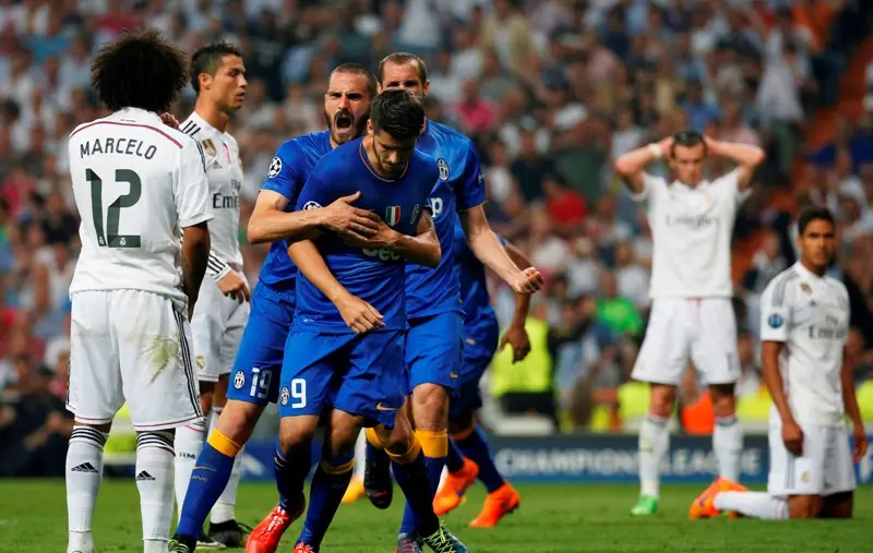 Masih membela Juventus, Alvaro Morata mencetak gol ke gawang Real Madrid pada partai di Estadio Santiago Bernabeu, Liga Champions 2014/2015. Juventus bermain 1-1 di laga itu. (Reuters/Sergio Perez)