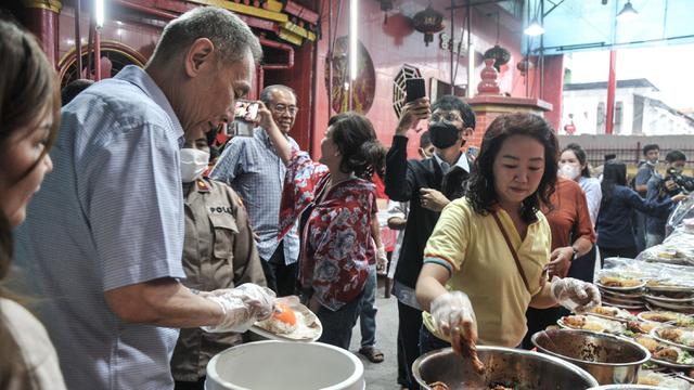 Kesederhanaan Jusuf Hamka Buka Puasa Bersama di Wihara Dharma Bhakti