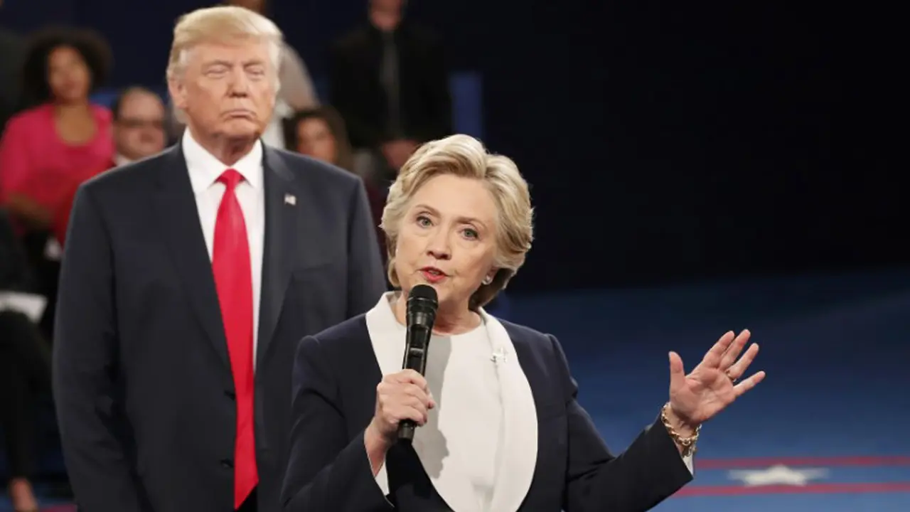 20161010-Donald-Trump-belakang-clinton-Reuters-Ap3