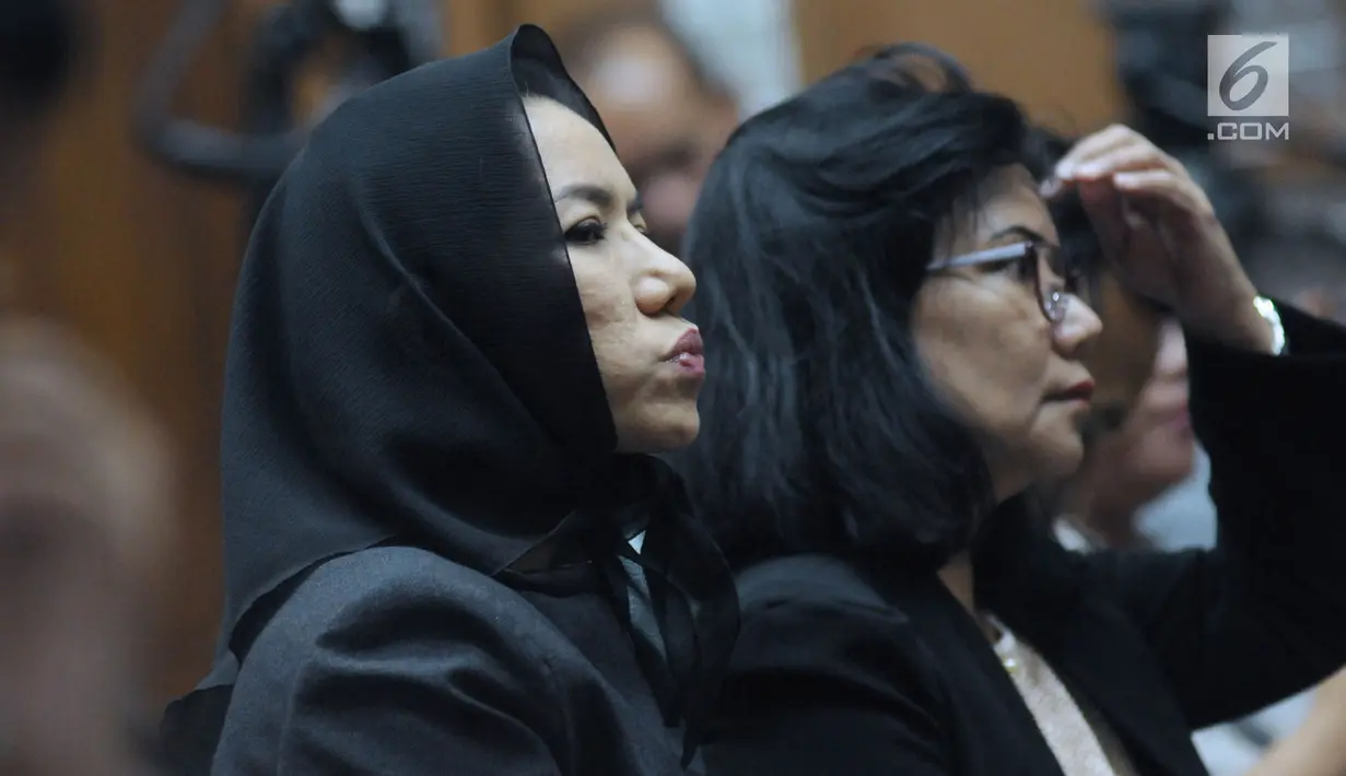 Bupati nonaktif Kutai Kartanegara, Rita Widyasari saat menyaksikan sidang lanjutan terdakwa suap pemberian izin lokasi perkebunan di Kutai Kartanegara, Hery Sutanto Gun di Pengadilan Tipikor, Jakarta, Selasa (27/3). (Liputan6.com/Helmi Fithriansyah)