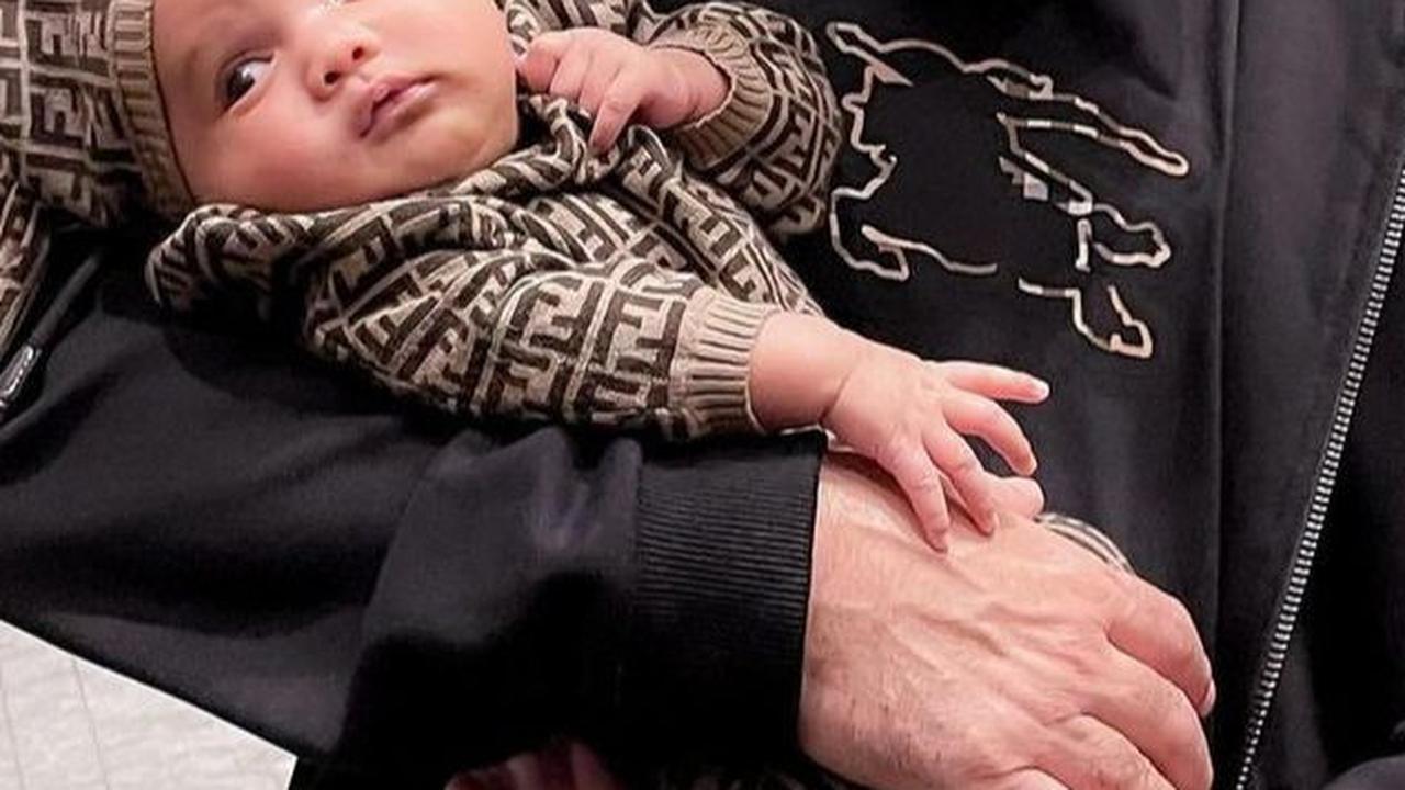 "First time baby @azuraatta digendong avo," tulis Kris Dayanti di media sosialnya. Avo adalah panggilan yang diberikan oleh anak-anak Aurel kepada Raul.