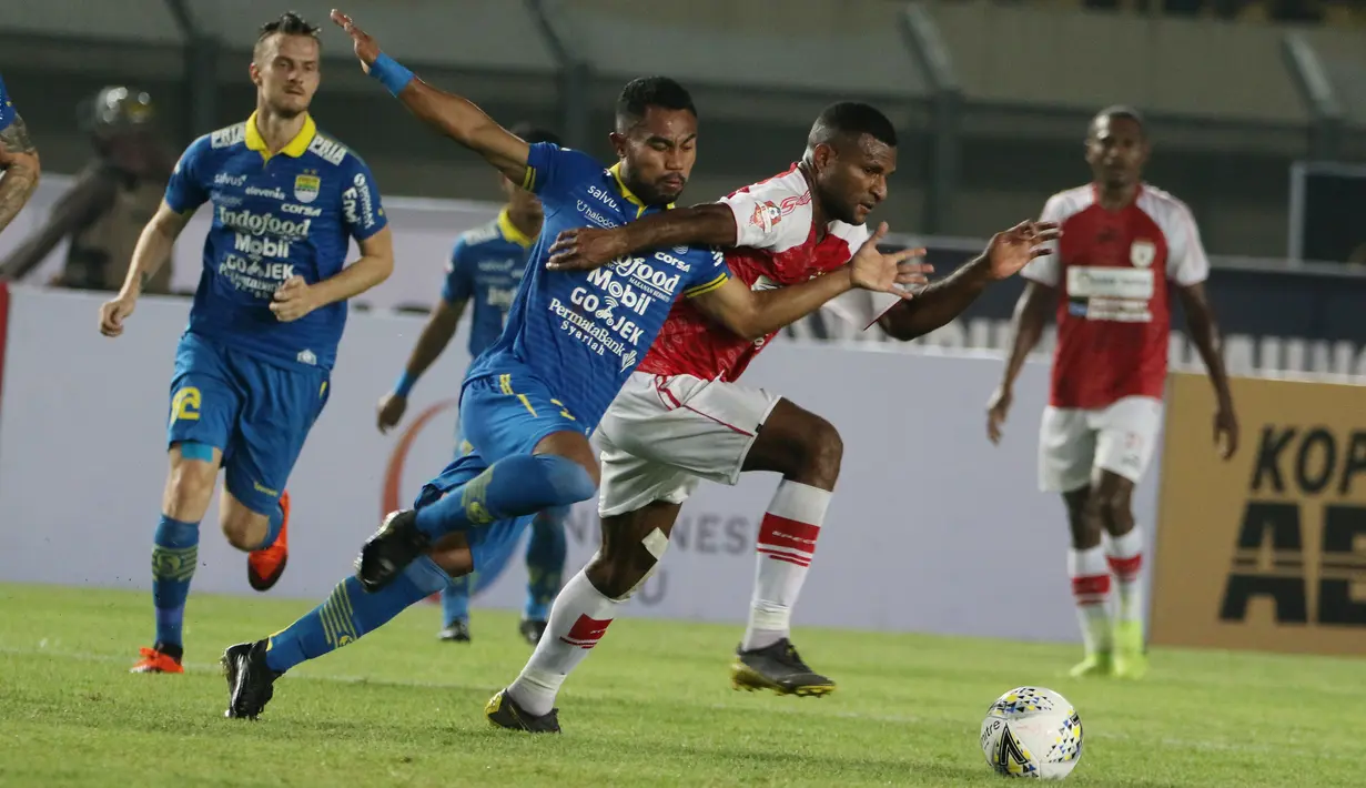 Bek Persib Bandung, Ardi Idrus, berebut bola dengan striker Persipura Jayapura, Marinus Wanewar, pada laga Liga 1 2019 di Stadion Si Jalak Harupat, Bandung, Sabtu (18/5). Persib menang 3-0 atas Persipura. (Bola.com/M. Iqbal Ichsan)
