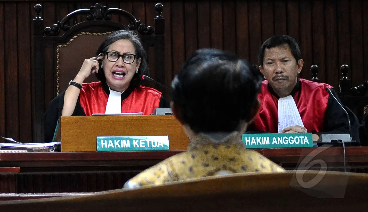 Hakim Ketua, Artha Theresia meminta keterangan saksi saat sidang lanjutan kasus dugaan penerimaan hadiah penetapan APBN-P Kementerian ESDM dengan terdakwa Sutan Bhatoegana di Pengadilan Tipikor, Jakarta, Senin (11/5/2015). (Liputan6.com/Yoppy Renato)