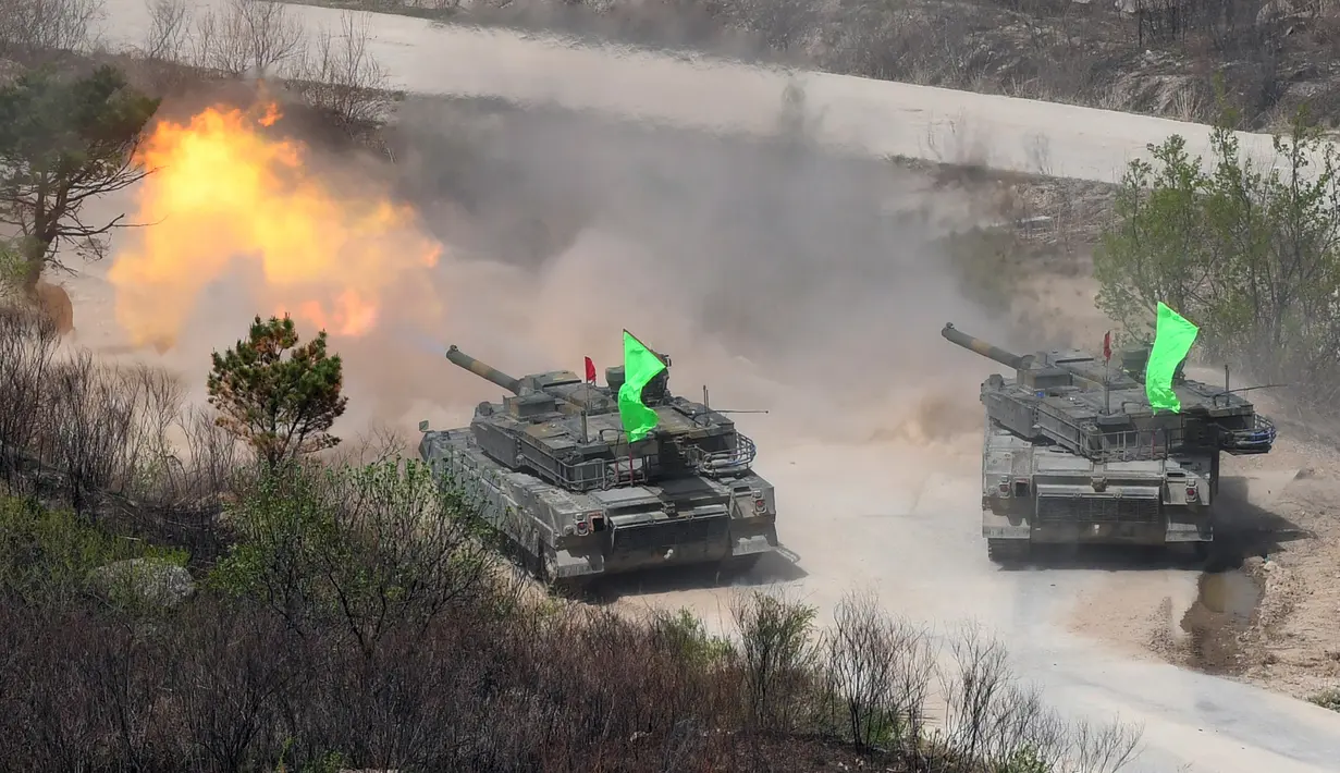 Tank melepaskan tembakan saat latihan militer antara AS dan Korsel di Seungjin, Seoul, Rabu (26/4). Latihan gabungan tersebut diselenggarakan berkenaan dengan spekulasi uji nuklir Pyongyang yang ke-enam. (AFP PHOTO / JUNG Yeon-Je)