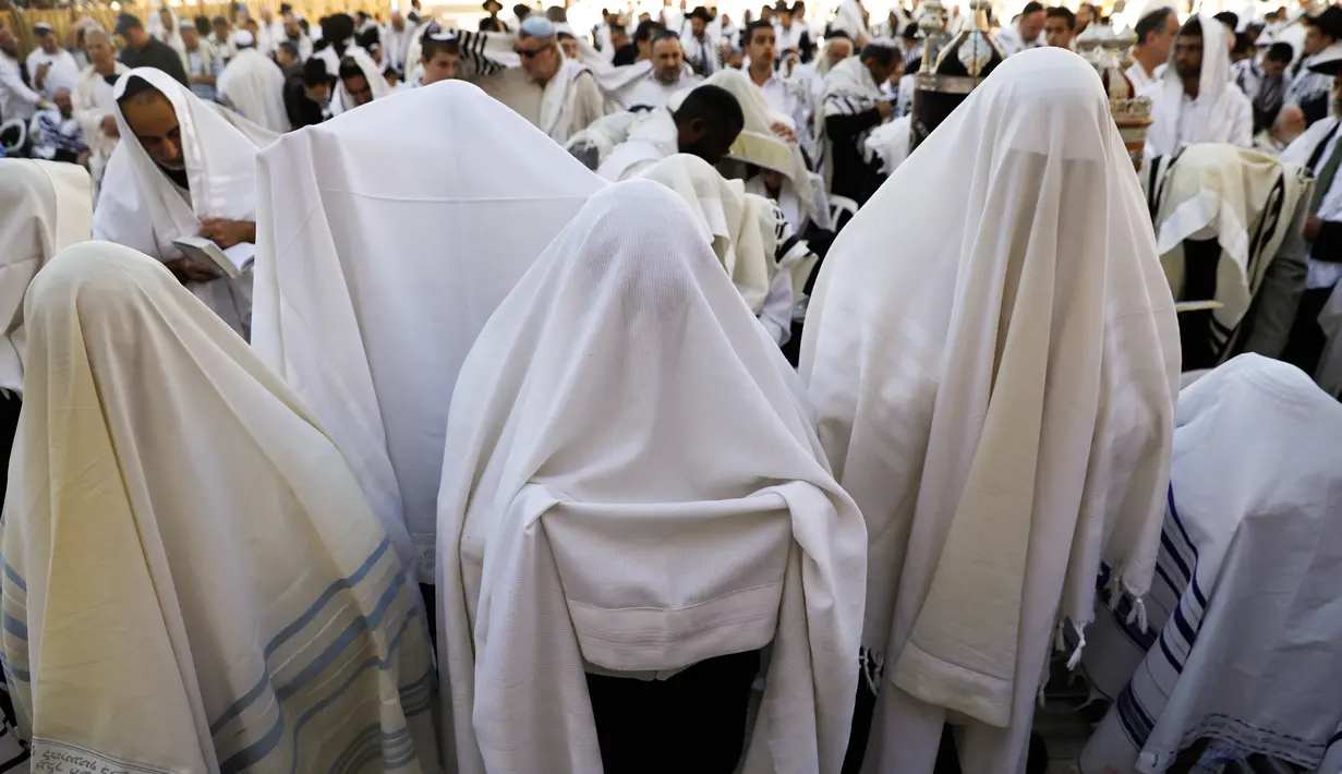 Ribuan umat Yahudi menggelar doa di Tembok Barat Kota Tua Yerusalem, Senin (2/4). Mereka memperingati eksodus besar-besaran bangsa Israel dari perbudakan di Mesir sekitar 3.500 tahun lalu. (MENAHEM KAHANA/AFP)