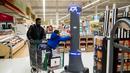 Seorang anak memegang robot bernama Marty yang sedang bekerja di pasar swalayan Giant Food Stores di Harrisburg, Pennsylvania, AS, Selasa (15/1). Robot Marty bertenaga baterai isi ulang dan memiliki beberapa kamera internal. (AP Photo/Matt Rourke)