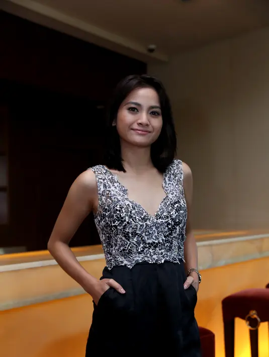 "Sutradara juga baru dan berhasil memanfaatkan cerita yang orisinil pembunuhan di dalam bioskop. Tinggal liat gimana reaksi penonton liat Acha berdarah-darah," lanjutnya. (Andy Masela/Bintang.com)