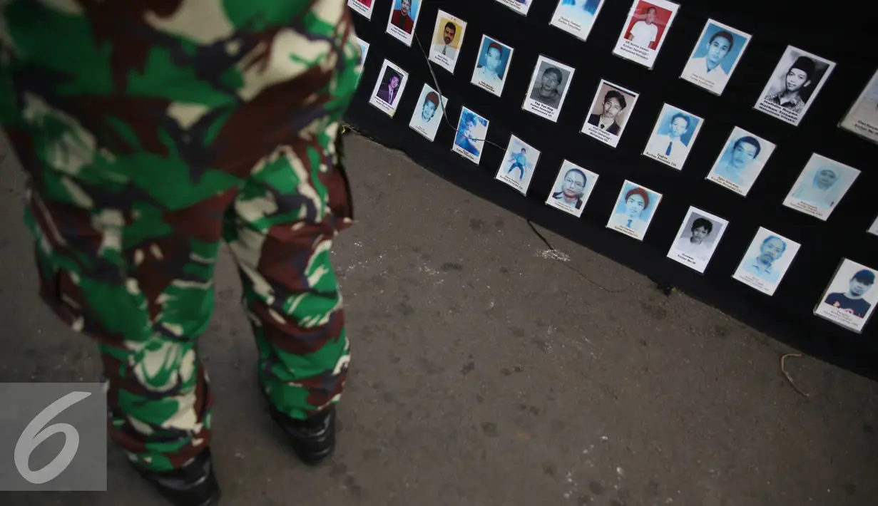 Foto sekumpulan aktivis dan warga yang hilang dipampang saat aksi Kamisan ke-476 di depan Istana Negara, Jakarta, Kamis (12/1). Dalam aksinya mereka menuntut pemerintah menyelesaikan berbagai kasus HAM. (Liputan6.com/Immanuel Antonius)