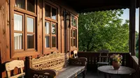 7 Inspirasi Teras Rumah di Kampung dengan Pohon dan Kursi Kayu, Sejuk dan Estetik