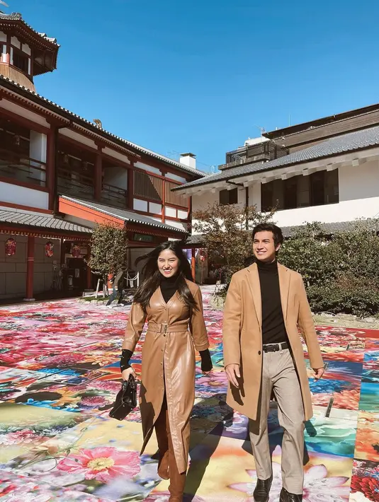 Sedangkan Junior Roberts tampil kasual dengan long blazer, turtle neck dan celana khaki [instagram/ochi24]