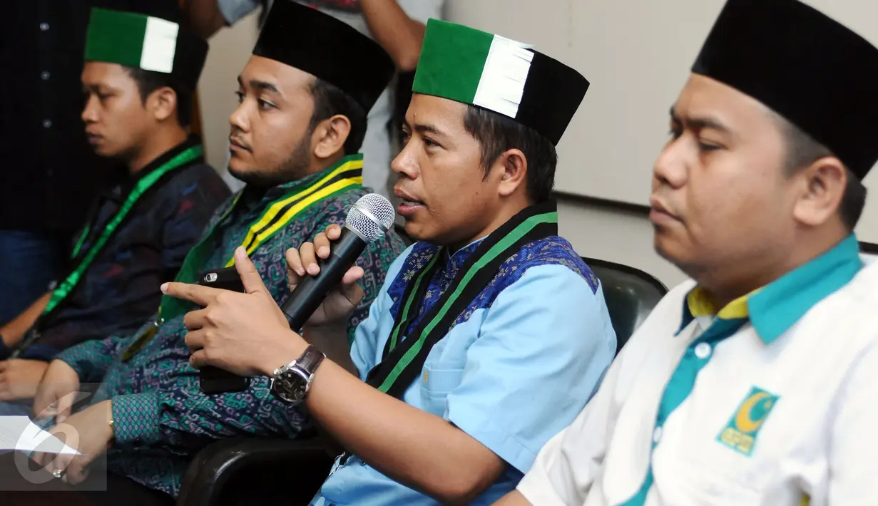 Ketua Umum PB HMI, Mulyadi P Tamsir (tengah) memberi pernyataan terkait insiden bentrok saat aksi damai 4 November, Jakarta, Sabtu (5/11). HMI, PII, dan GPII memberikan pernyataan sikap terkait insiden tersebut. (Liputan6.com/Helmi Fithriansyah)