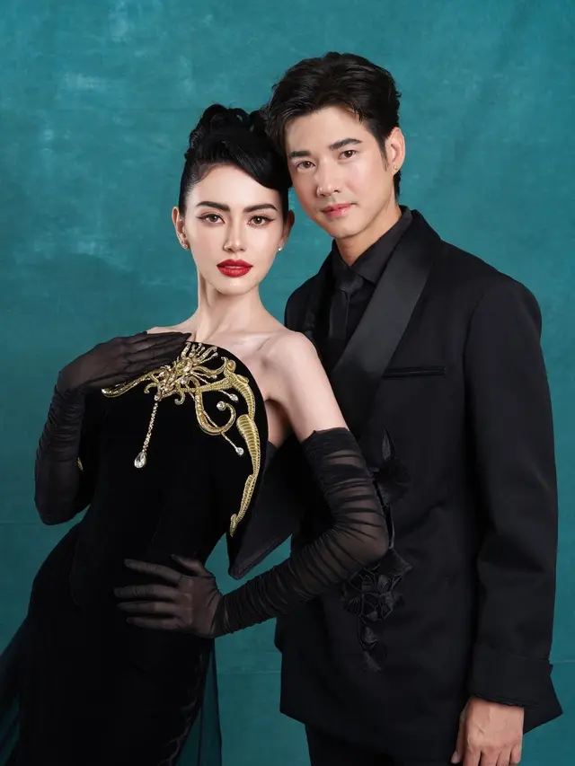 8 Potret Mario Maurer dan Davika Hoorne Hadir di Jakarta untuk Film 'Kang Mak'